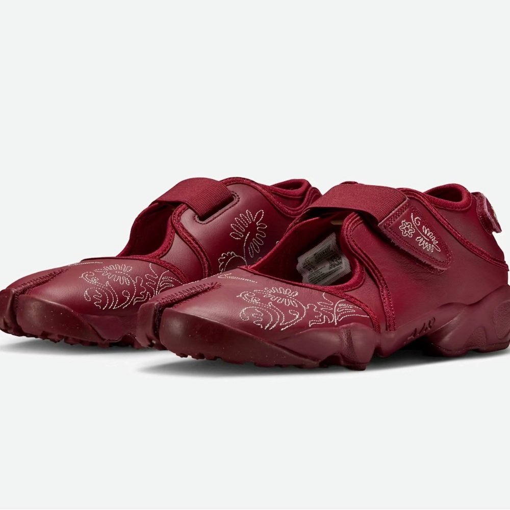Red Nike Air Rift w/ Embroidered details New, never worn with box